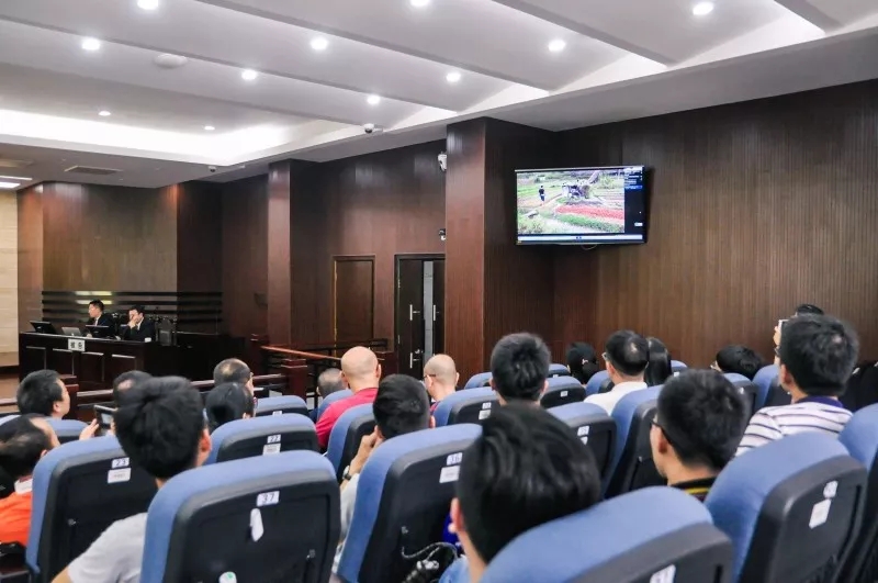 播放金業公司偷排廢水污染環境視頻