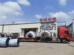 東鴻請來吊車發(fā)貨，一天發(fā)4車廢氣處理設備，車車都是17.5米大拖頭